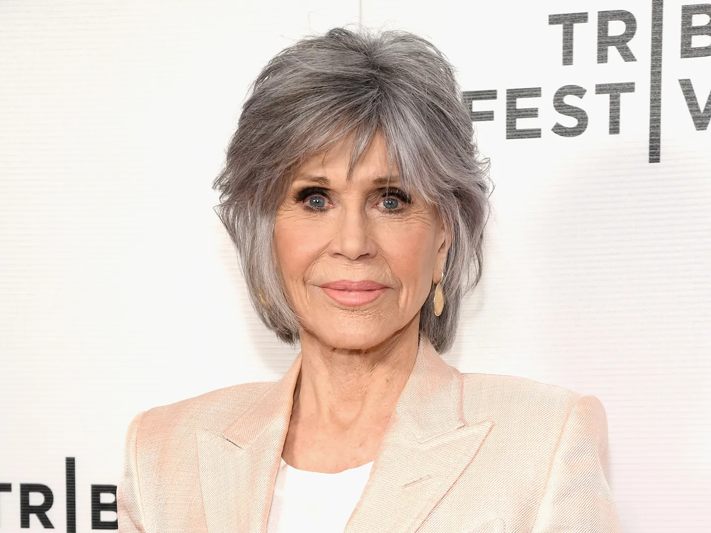 La routine beauté de Jane Fonda comprend un produit capillaire volumateur à 4 $ et un sérum abordable qui lisse la peau mature