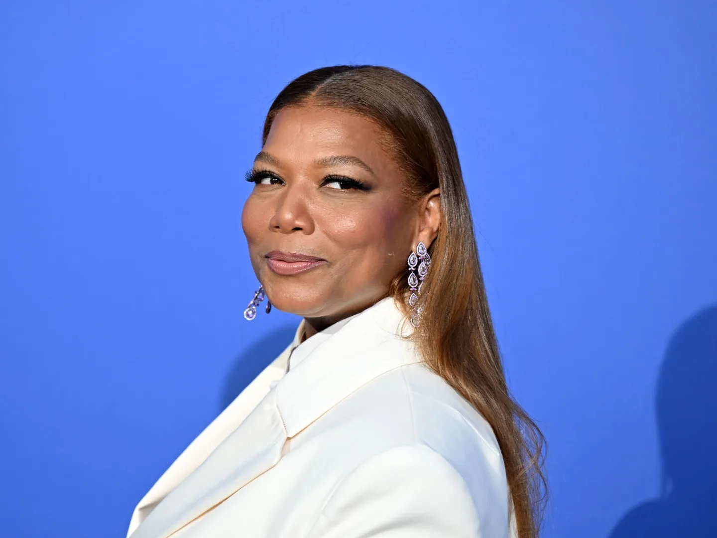 Les acheteurs matures disent que ce baume à lèvres teinté à 10 $ « doux, soyeux et revitalisant » d'une marque appréciée de Queen Latifah a duré « des heures »